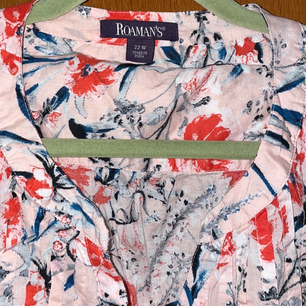Woman’s Long-sleeved Floral Blouse Size: 1X/22 - Picture 3 of 6